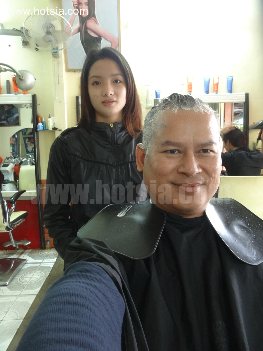 จังหวัดญาลาย เปลี่ยนสีผมในเปลกู ญาลาย โดยสาวเวียดนาม