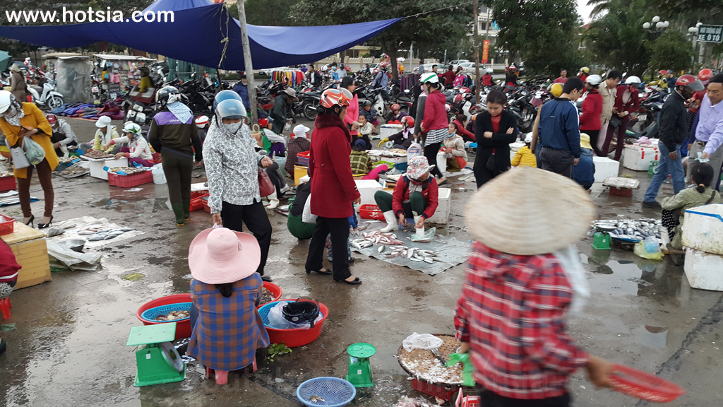 จังหวัดกว๋างบิ่ญ ตลาดเย็นเมืองด่งเฮ้ย จังหวัดกว๋างบิ่ญ