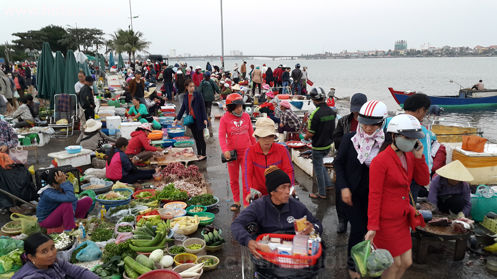 จังหวัดกว๋างบิ่ญ ตลาดเย็นเมืองด่งเฮ้ย จังหวัดกว๋างบิ่ญ