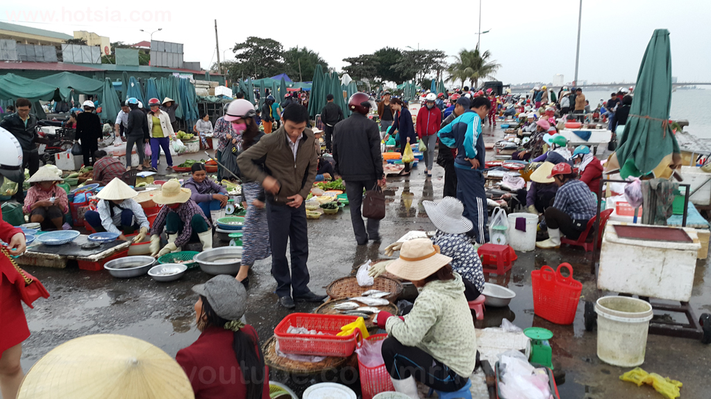 จังหวัดกว๋างบิ่ญ ตลาดเย็นเมืองด่งเฮ้ย จังหวัดกว๋างบิ่ญ