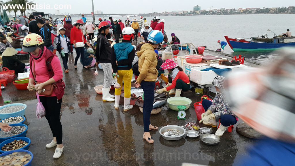 จังหวัดกว๋างบิ่ญ ตลาดเย็นเมืองด่งเฮ้ย จังหวัดกว๋างบิ่ญ