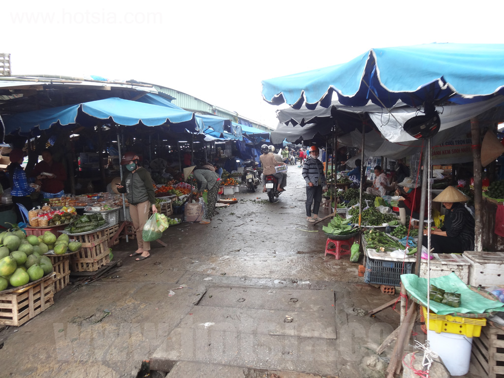 เที่ยวจังหวัดกวั๋งนาม ตลาดเช้าตัมกี่