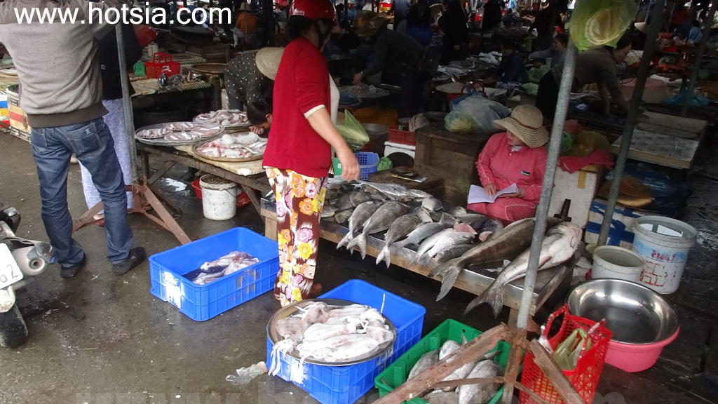 เที่ยวจังหวัดกวั๋งนาม ตลาดเช้าตัมกี่