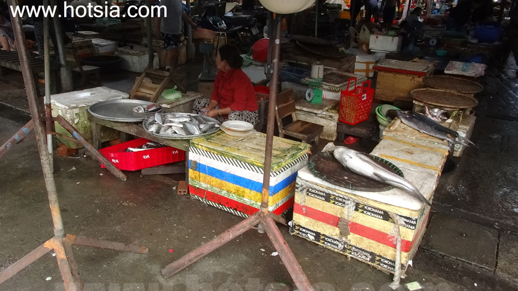 เที่ยวจังหวัดกวั๋งนาม ตลาดเช้าตัมกี่