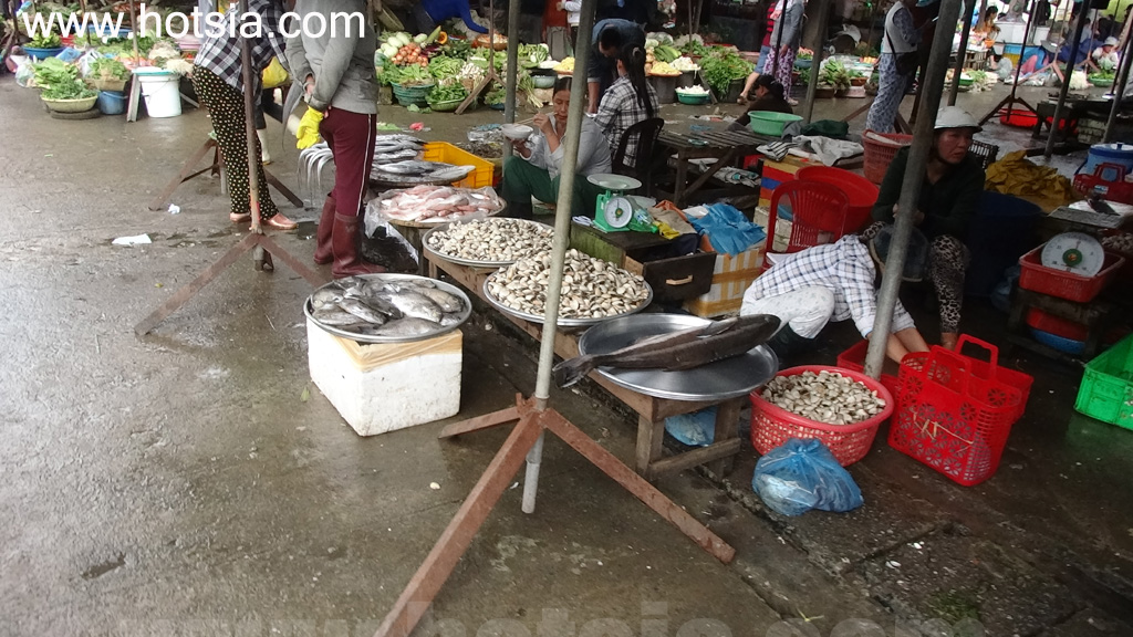 เที่ยวจังหวัดกวั๋งนาม ตลาดเช้าตัมกี่