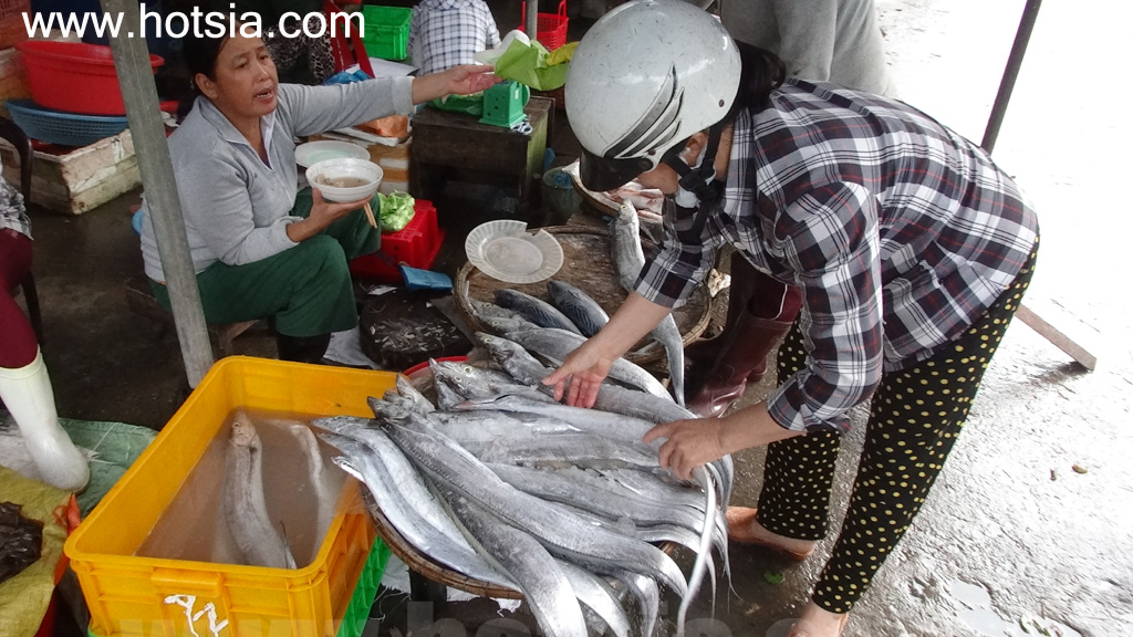 เที่ยวจังหวัดกวั๋งนาม ตลาดเช้าตัมกี่