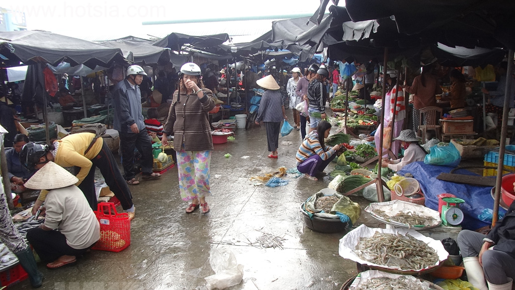 เที่ยวจังหวัดกวั๋งนาม ตลาดเช้าตัมกี่