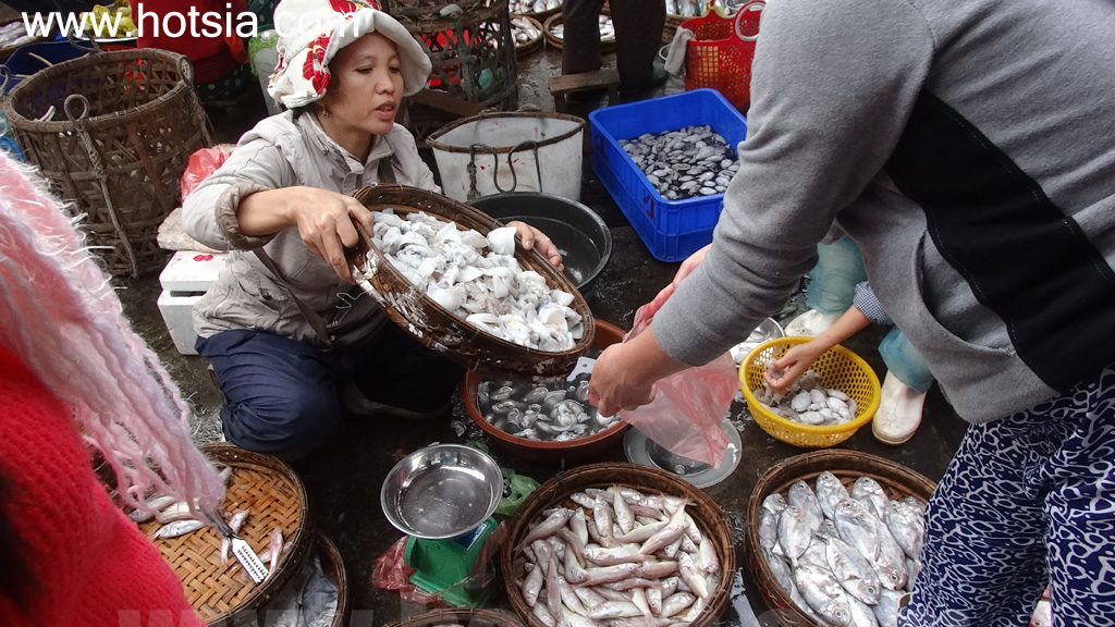 เที่ยวจังหวัดกวั๋งนาม ตลาดเช้าตัมกี่