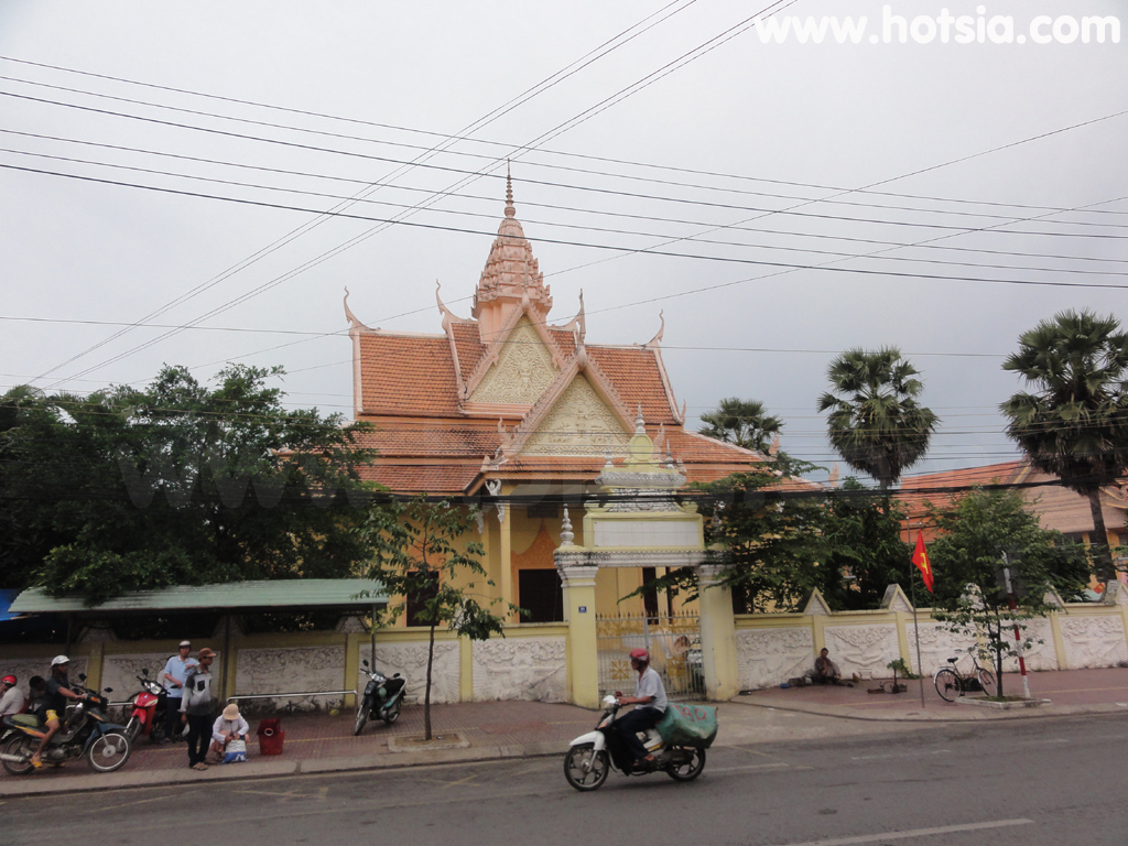 เที่ยวจังหวัดช็อกจรัง(Soc trang) วัดรูปปั้นดิน(Buu son Tu)