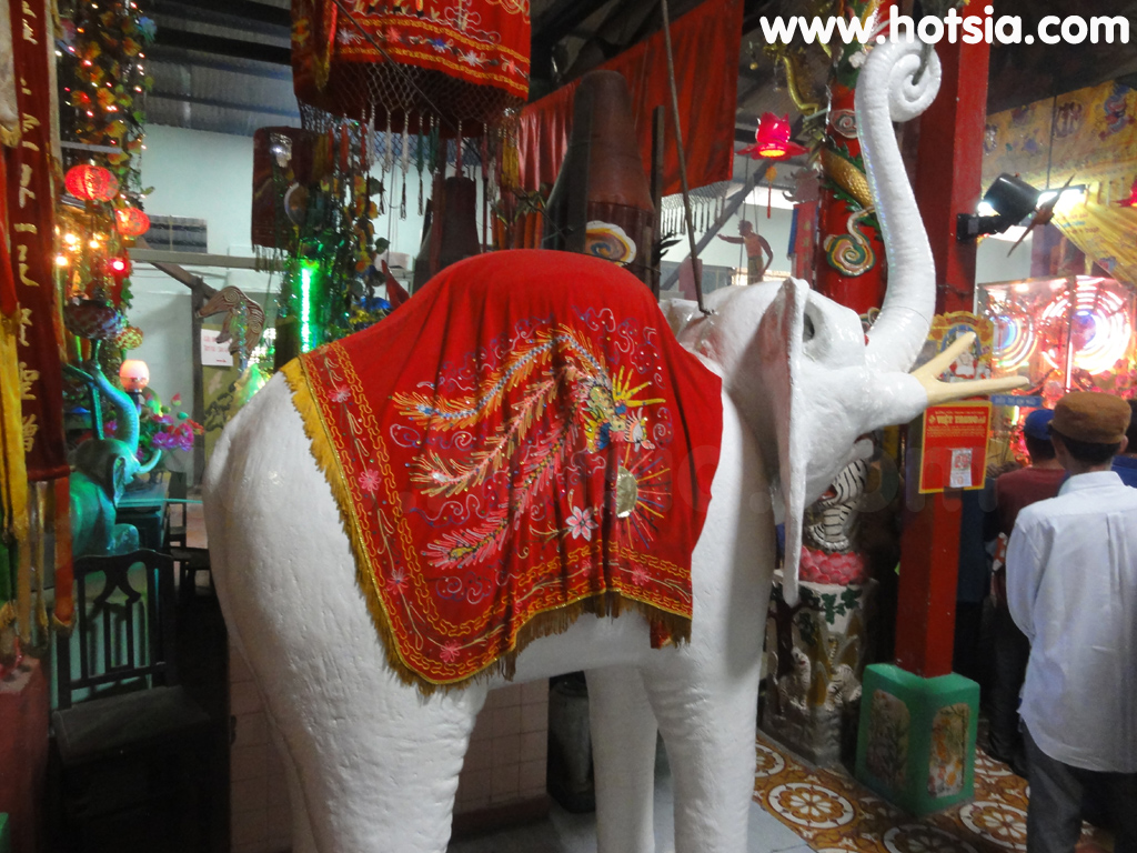 เที่ยวจังหวัดช็อกจรัง(Soc trang) วัดรูปปั้นดิน(Buu son Tu)