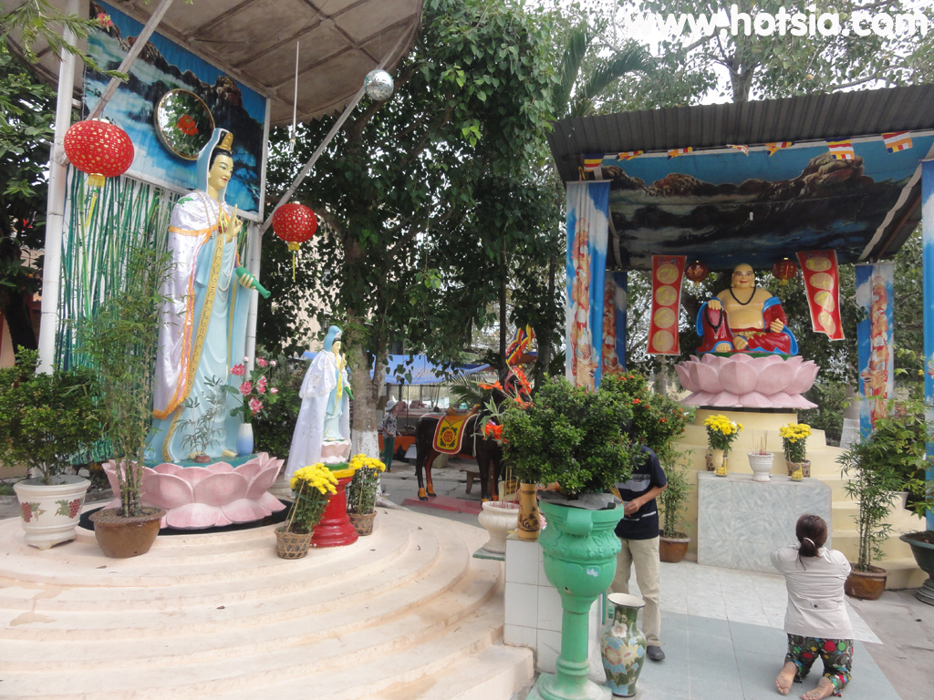 เที่ยวจังหวัดช็อกจรัง(Soc trang) วัดรูปปั้นดิน(Buu son Tu)